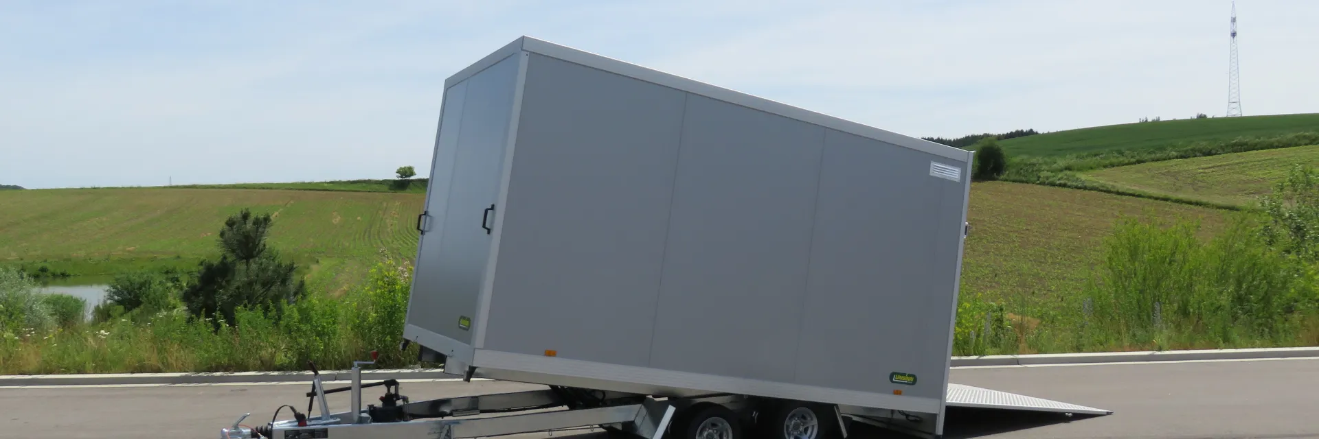 Anhänger mit Kofferaufbau