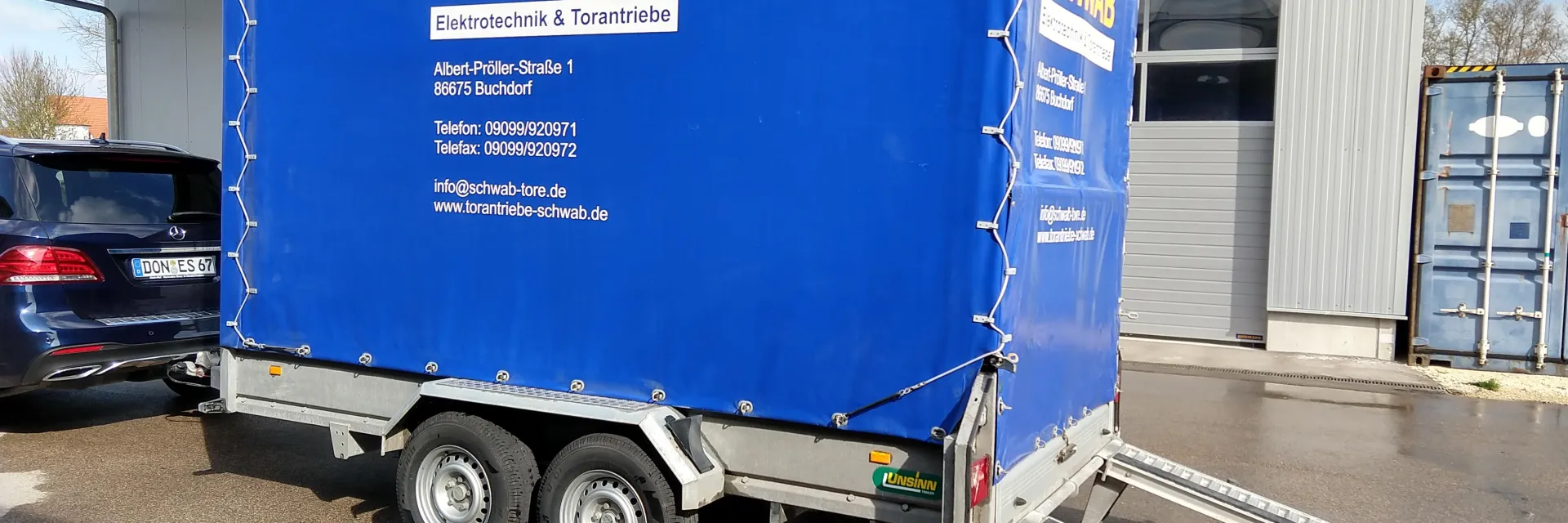 Baumaschinenanhänger mit Plane