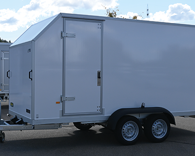 Seitentür in Fahrtrichtung links, vor der Achse positioniert,
mit Aluminium-Einfassung, Türdichtung und Türdrückergarnitur mit Zylinderschloss, Durchgangsmaß H x B = 1600 x 750 mm