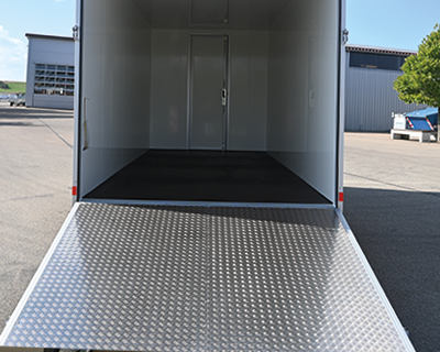 Auffahrklappe mit querliegendem Edelstahl-Drehstangen- verschluss, rutschhemmendem Aluminium-Riffelblech belegt, Durchgangsmaß B x H 2390 x 1890 mm,
Gesamtbelastung 1000 kg bei Achsabstand über 1000 mm