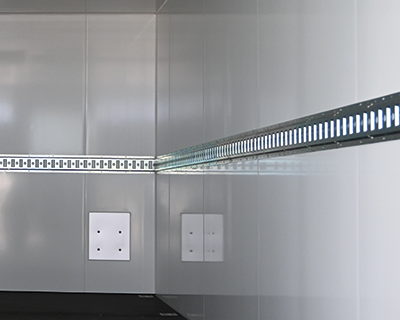 Schlitzankerschiene einreihig an der rechten Seitenwand montiert, IL 2560 mm