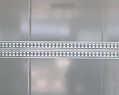 Schlitzankerschiene doppelreihig an der linken Seitenwand montiert, IL 2560 mm