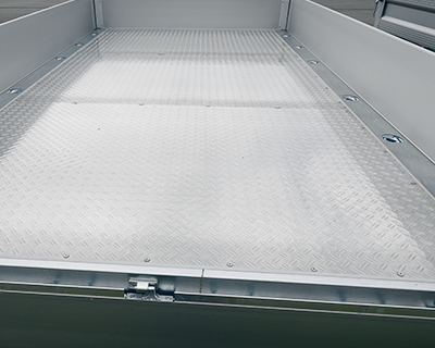 Siebdruckplatte mit Aluminium-Riffelblech belegt, IL x IB 4260 x 1700 mm