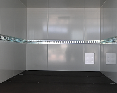 Schlitzankerschiene an der Stirnwand montiert, IL 1700 mm