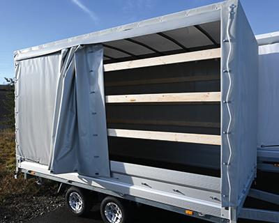 Schiebeplane in Fahrtrichtung rechts mit geschlossenem Dach, IL 4860 mm, ab Gestellhöhe 1650 mm