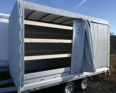 Schiebeplane in Fahrtrichtung links mit geschlossenem Dach, IL 5460 mm, ab Gestellhöhe 1650 mm