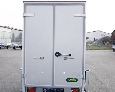 Hecktür doppelflügelig mit Kühlraumverschluss und
Edelstahl-Türfeststellern Durchgangsmaß B x H 1490 x 2090 mm