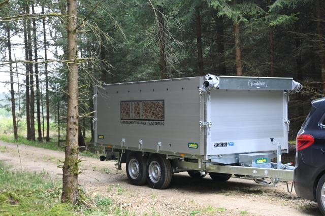 Brennholzanhänger UDK-B 3617-35-14 im Wald