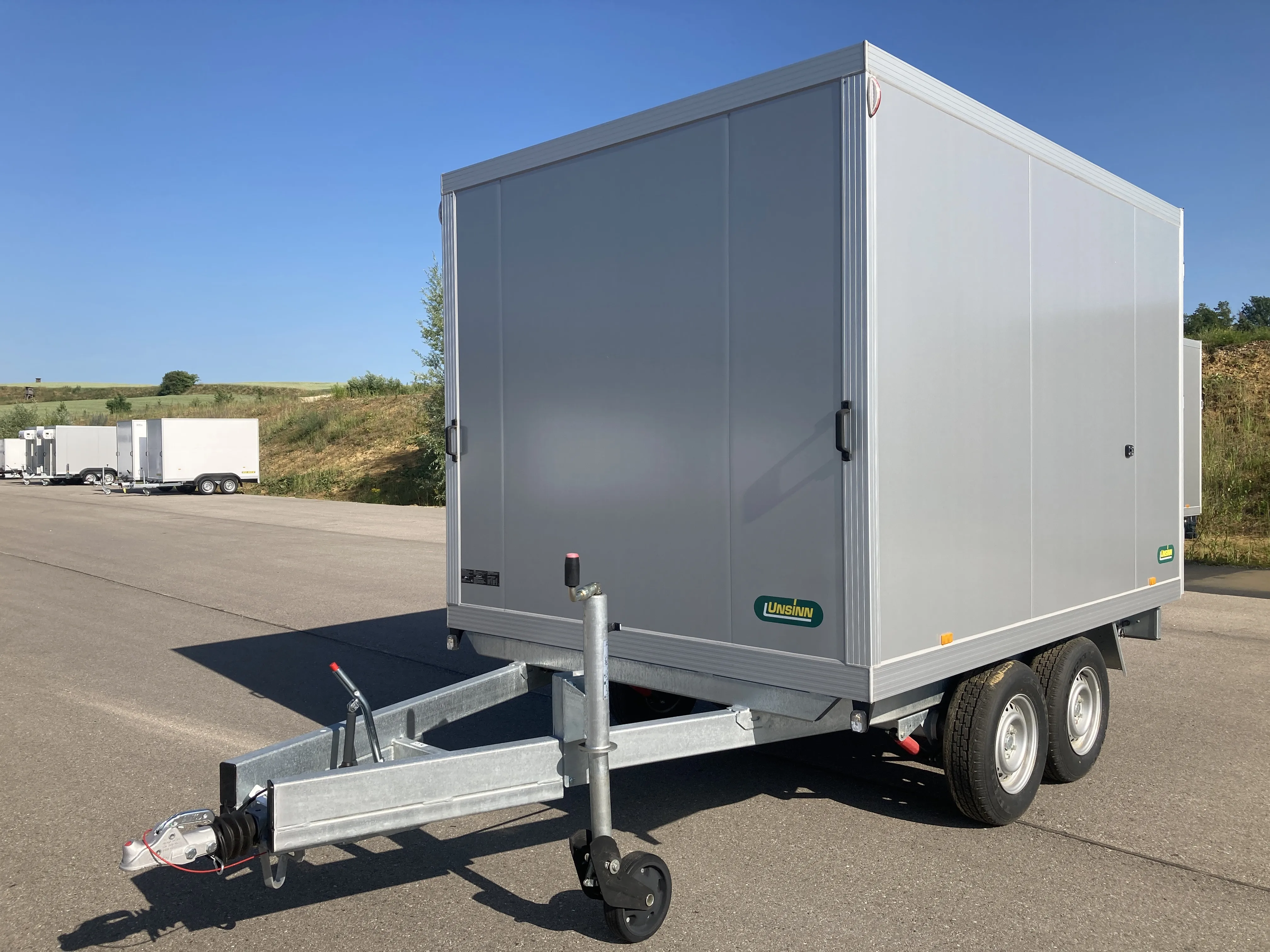 3,5 to Tandem Kofferanhänger Hochlader mit Ausstellhaube und Schwerlaststützrad