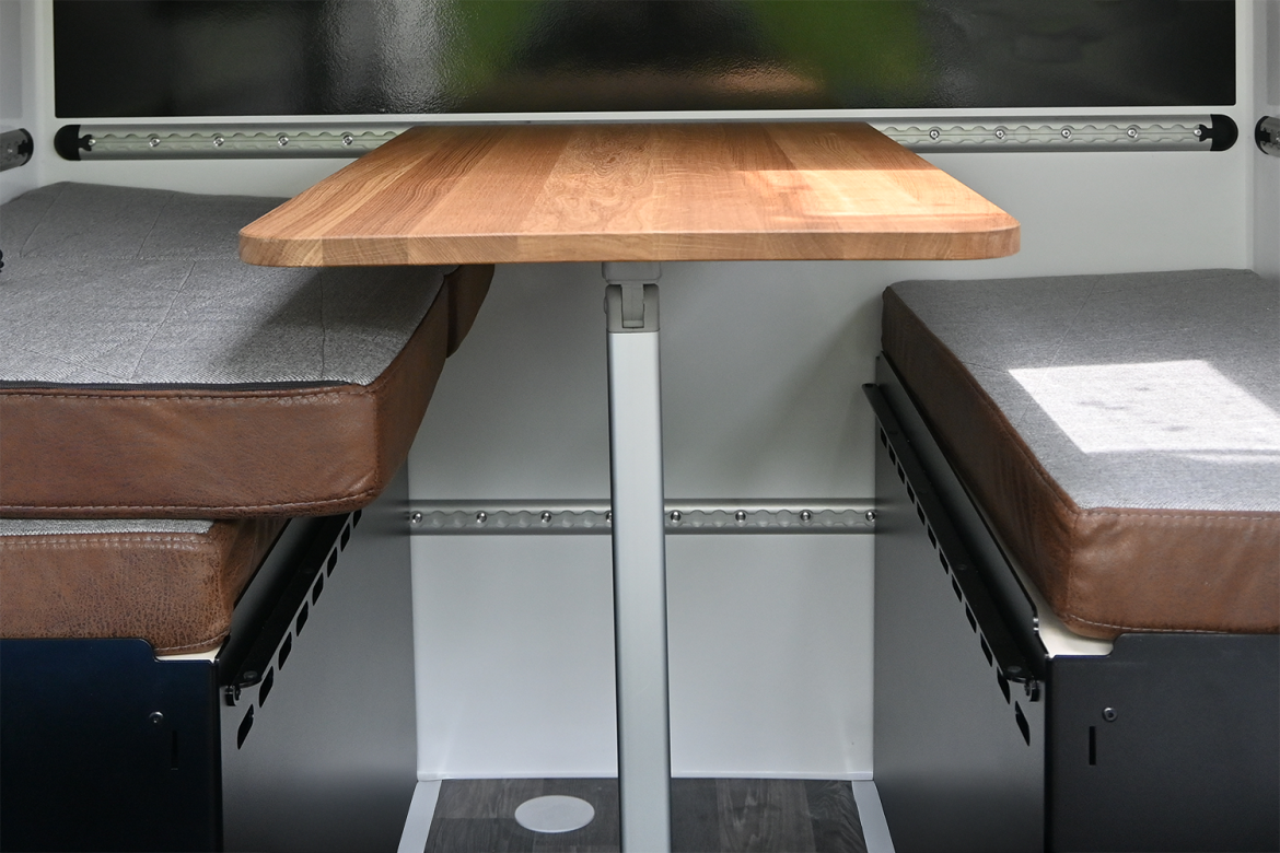 UNSINN WorkLife Innenraum mit Tisch